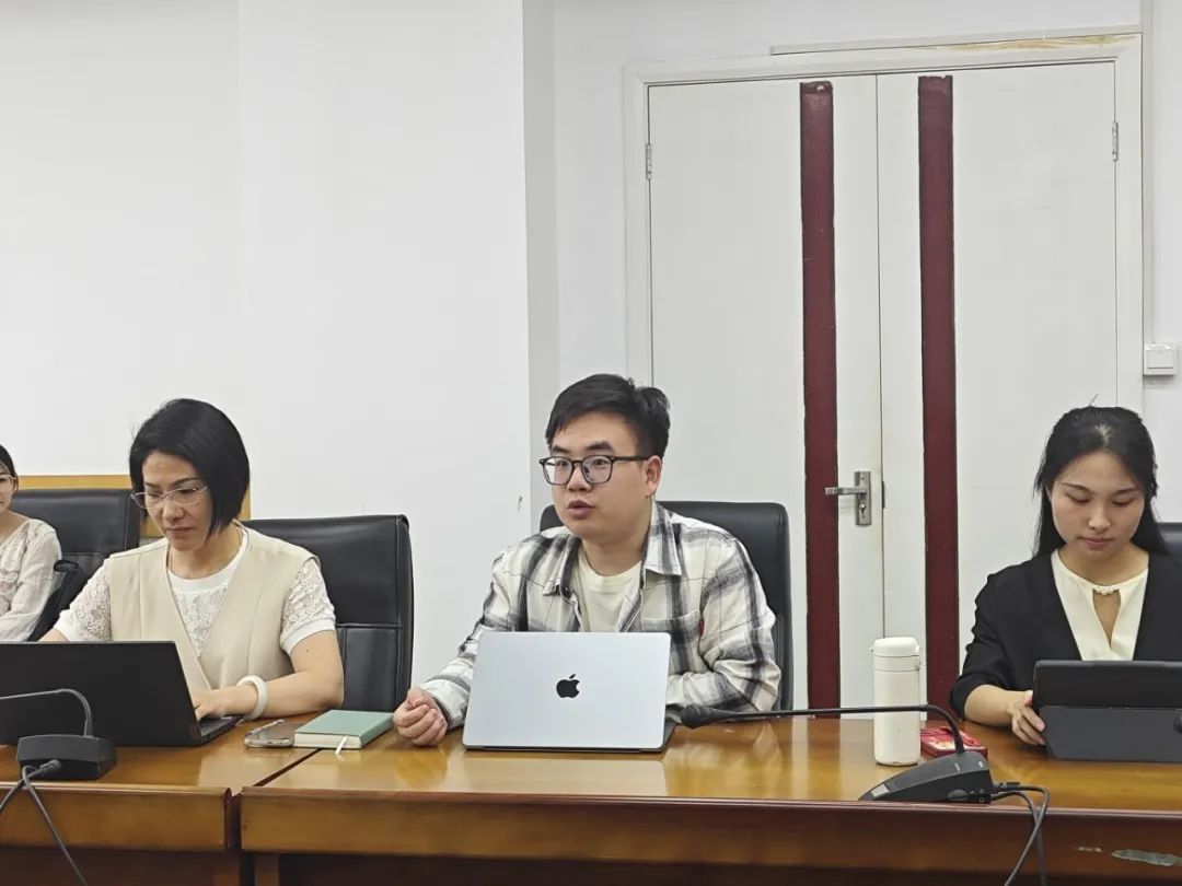 图2 辅导员解涛发言.jpg