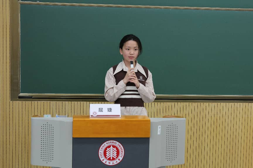 图 2 学生代表屈婕发言.png